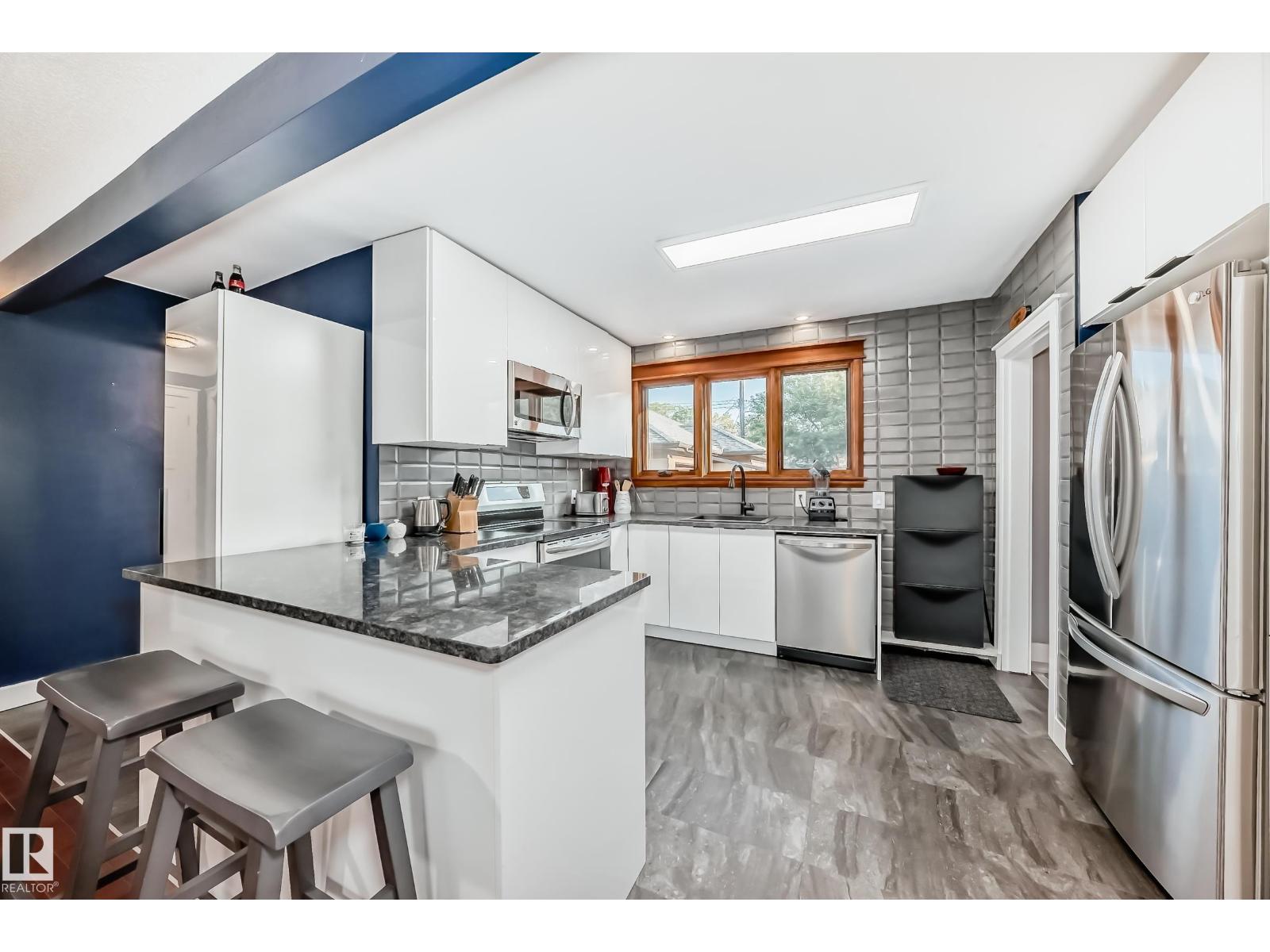 Photo 4 of 7712 86 Av Nw, Edmonton AB