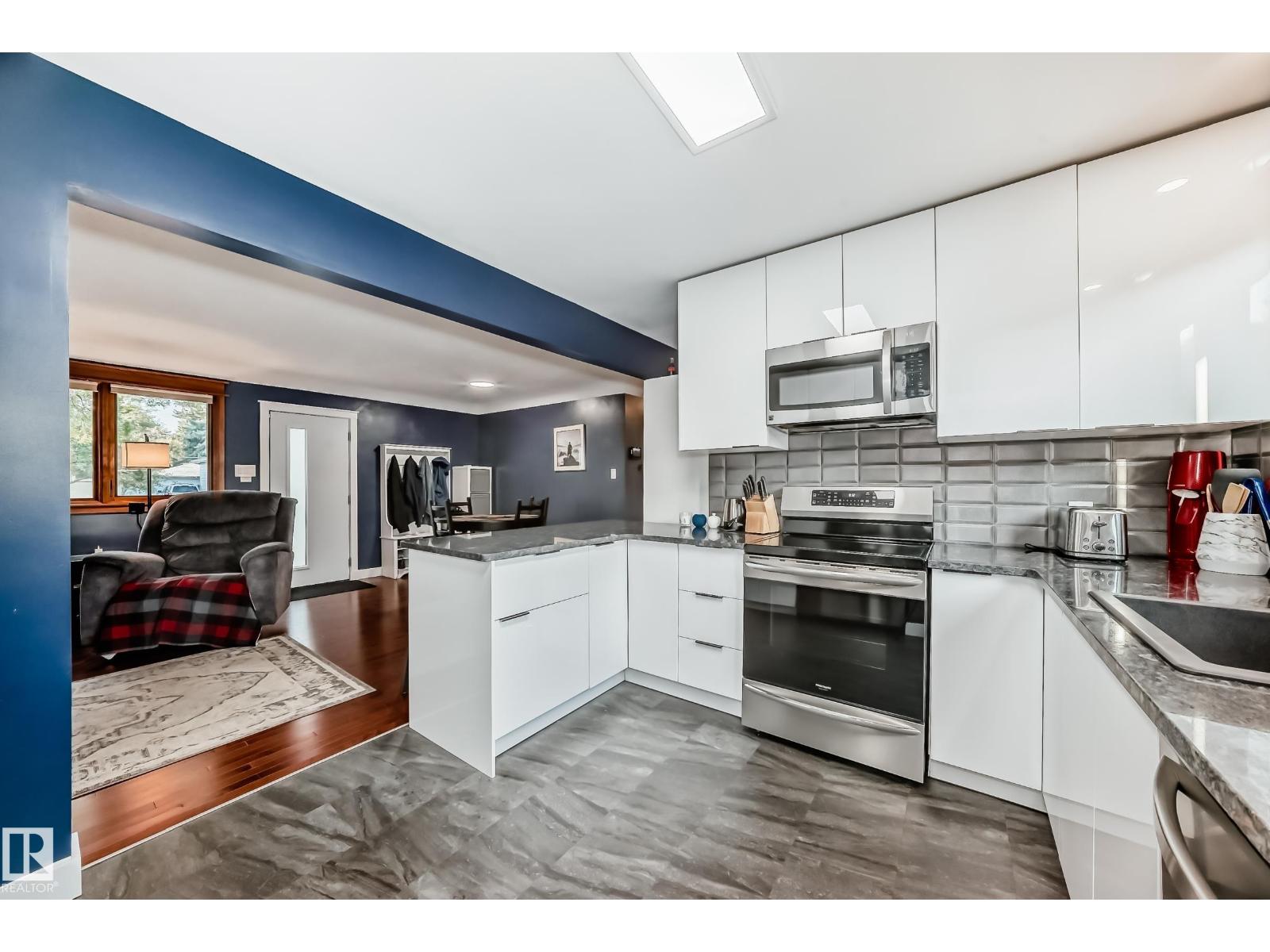 Photo 3 of 7712 86 Av Nw, Edmonton AB