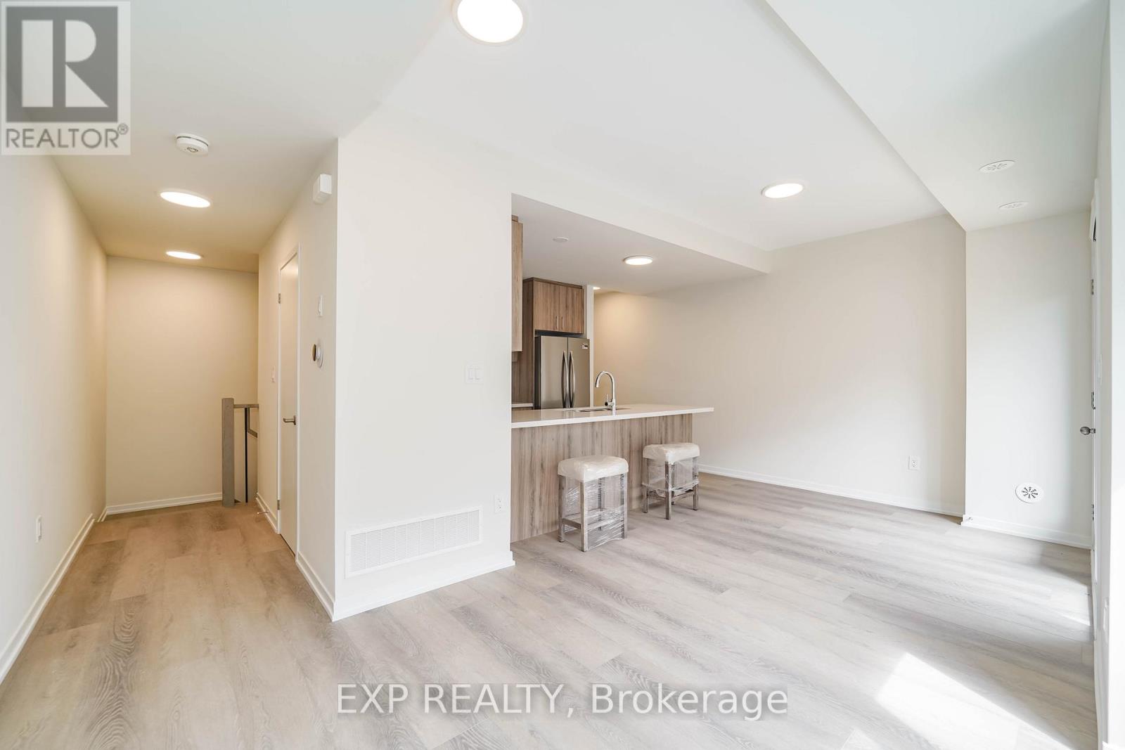 Photo 10 of 93 Matawin Lane, Richmond Hill ON