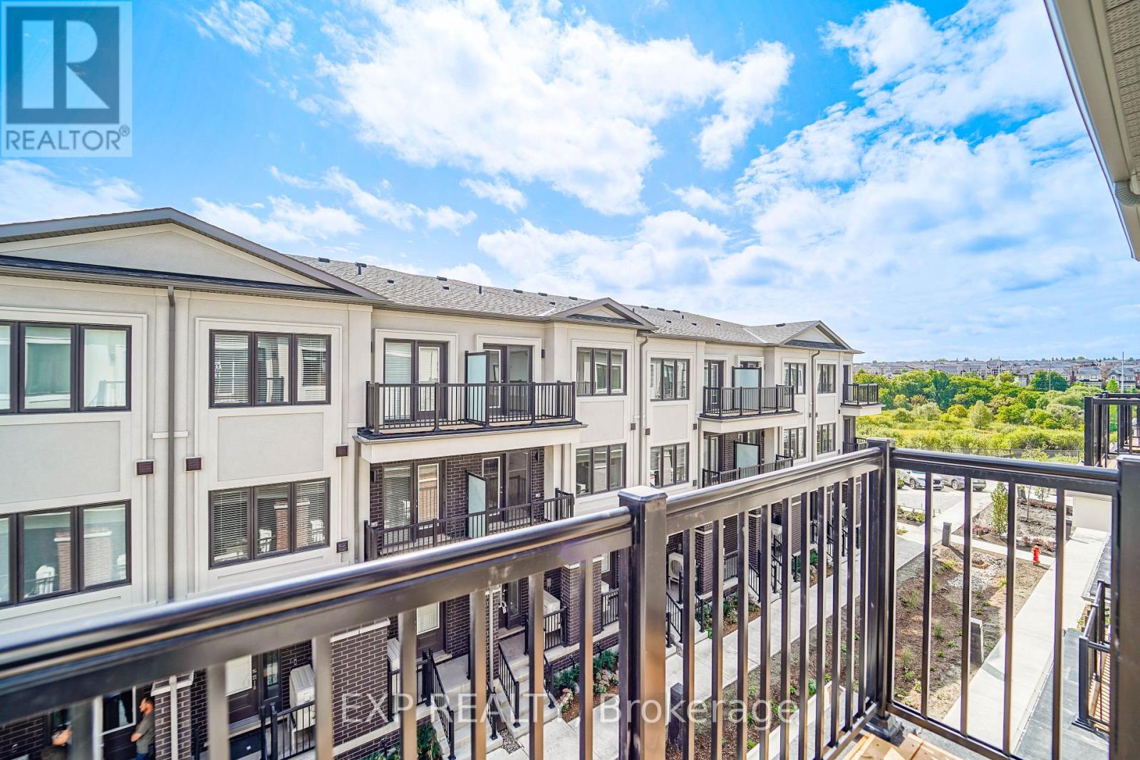 Photo 12 of 93 Matawin Lane, Richmond Hill ON