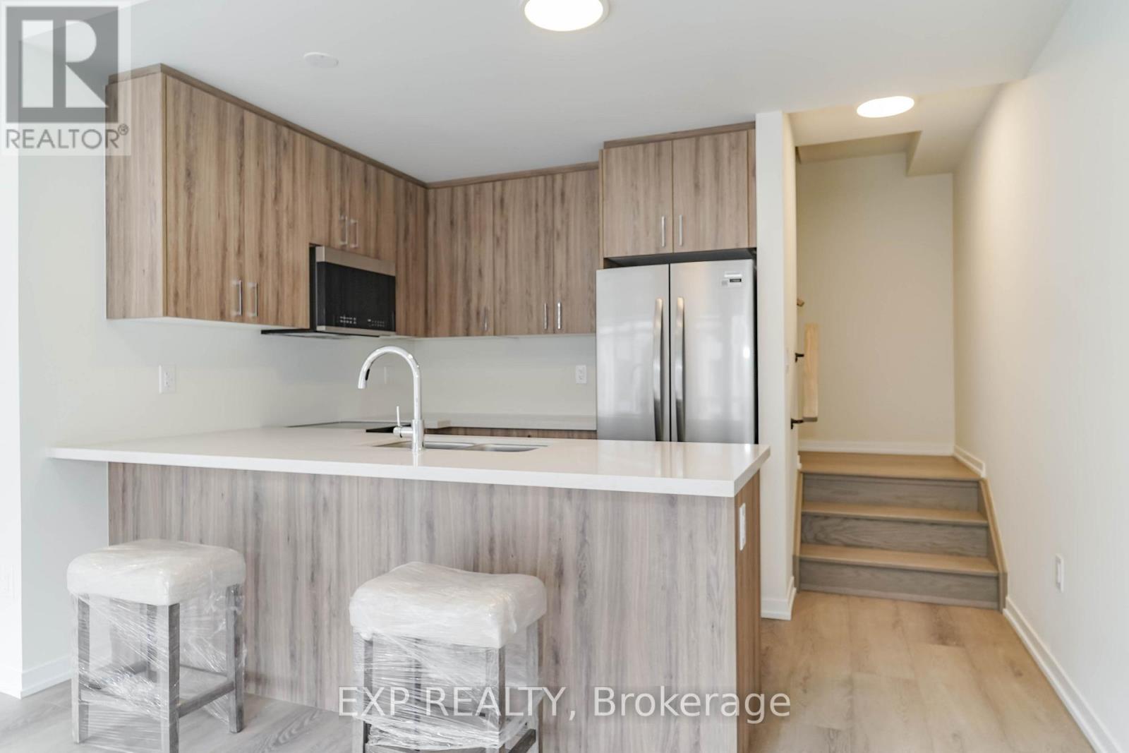 Photo 6 of 93 Matawin Lane, Richmond Hill ON