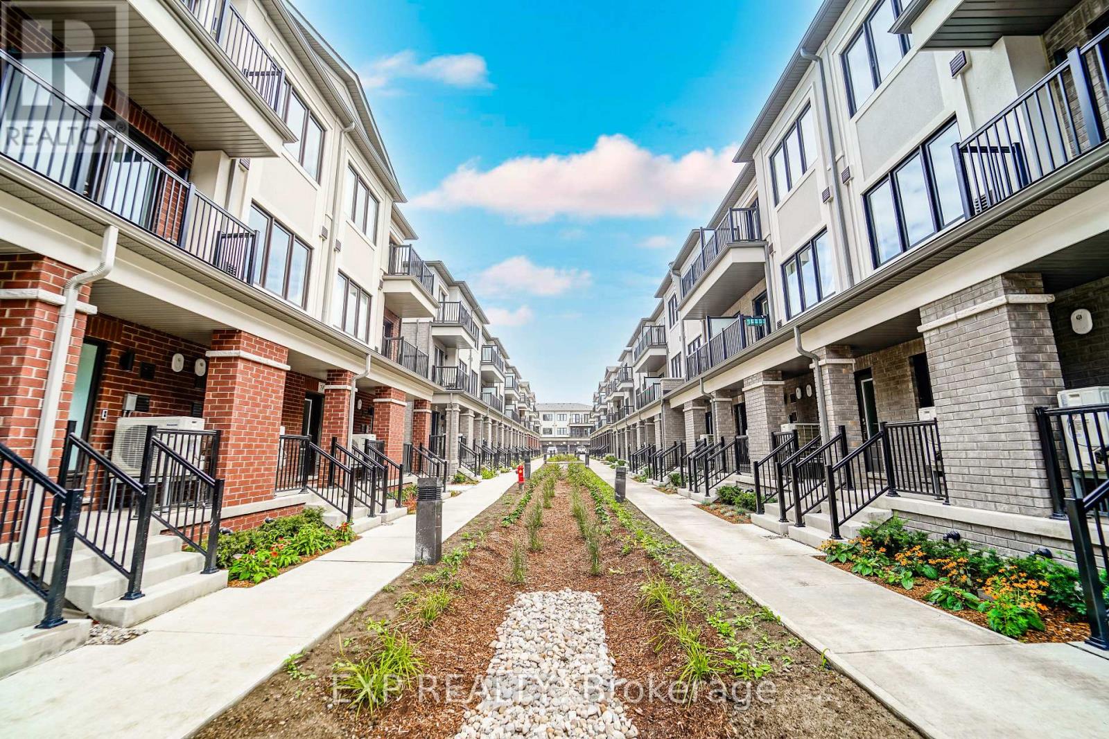 Photo 34 of 93 Matawin Lane, Richmond Hill ON