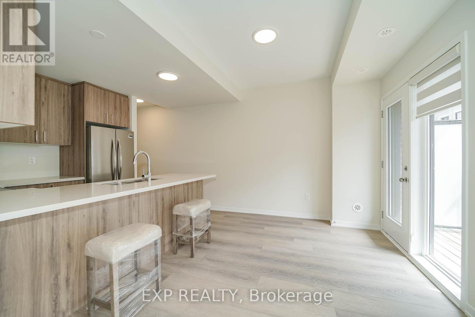 Photo 9 of 93 Matawin Lane, Richmond Hill ON