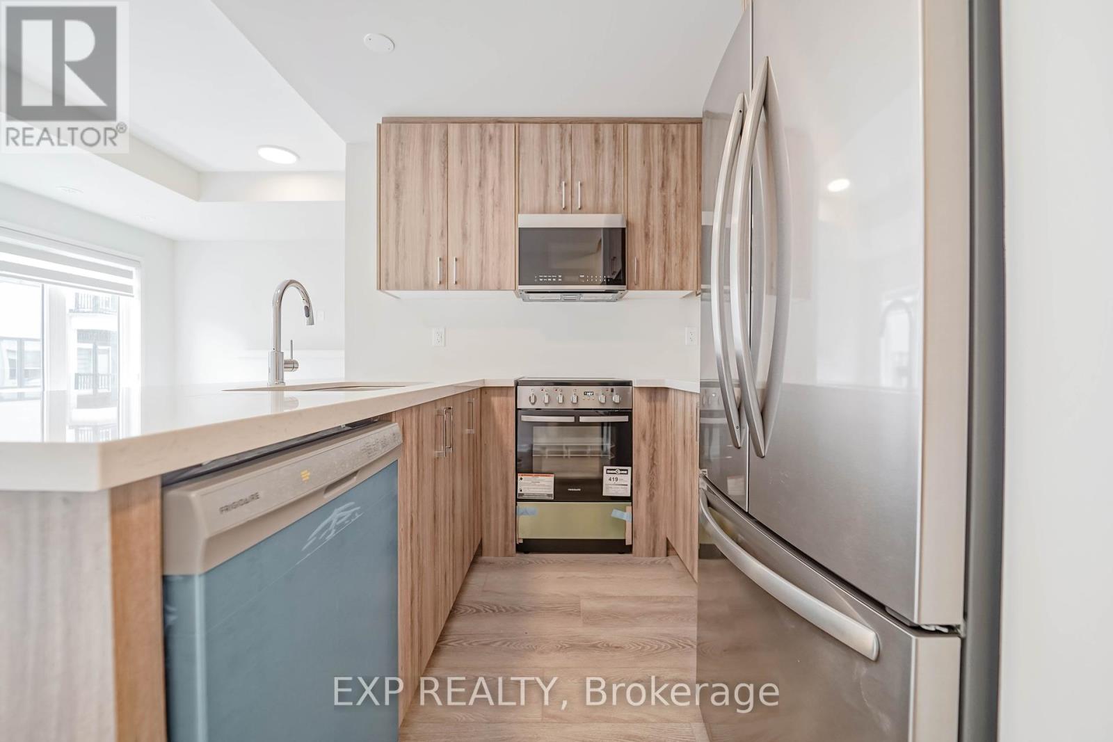 Photo 5 of 93 Matawin Lane, Richmond Hill ON