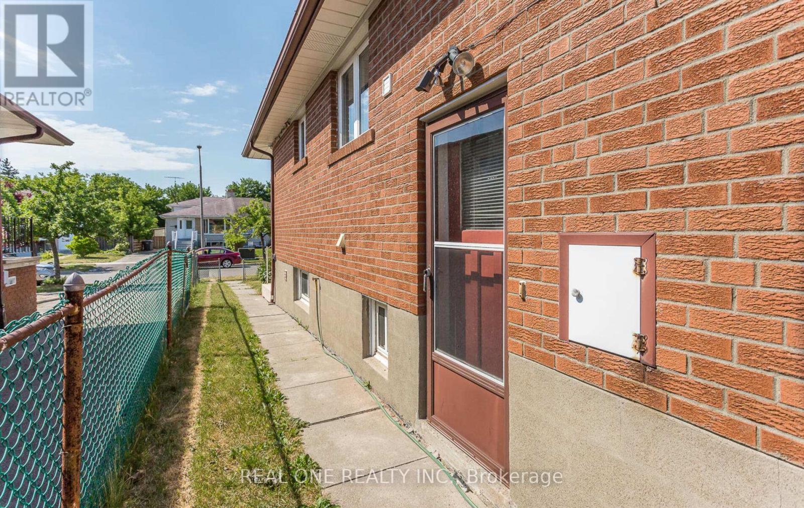 Photo 3 of Lower 1161 Shadeland Drive, Mississauga ON