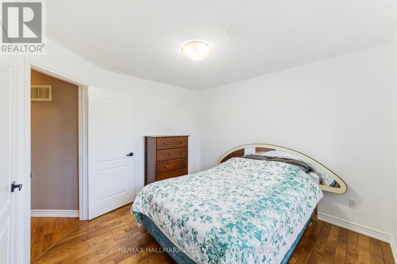 Photo 23 of 365 Turnberry Crescent, Mississauga ON