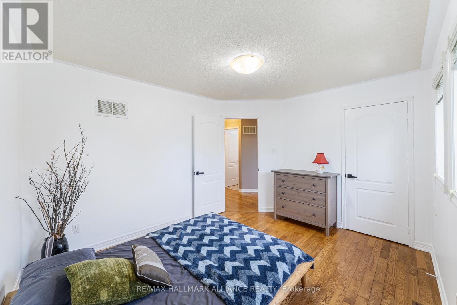 Photo 25 of 365 Turnberry Crescent, Mississauga ON