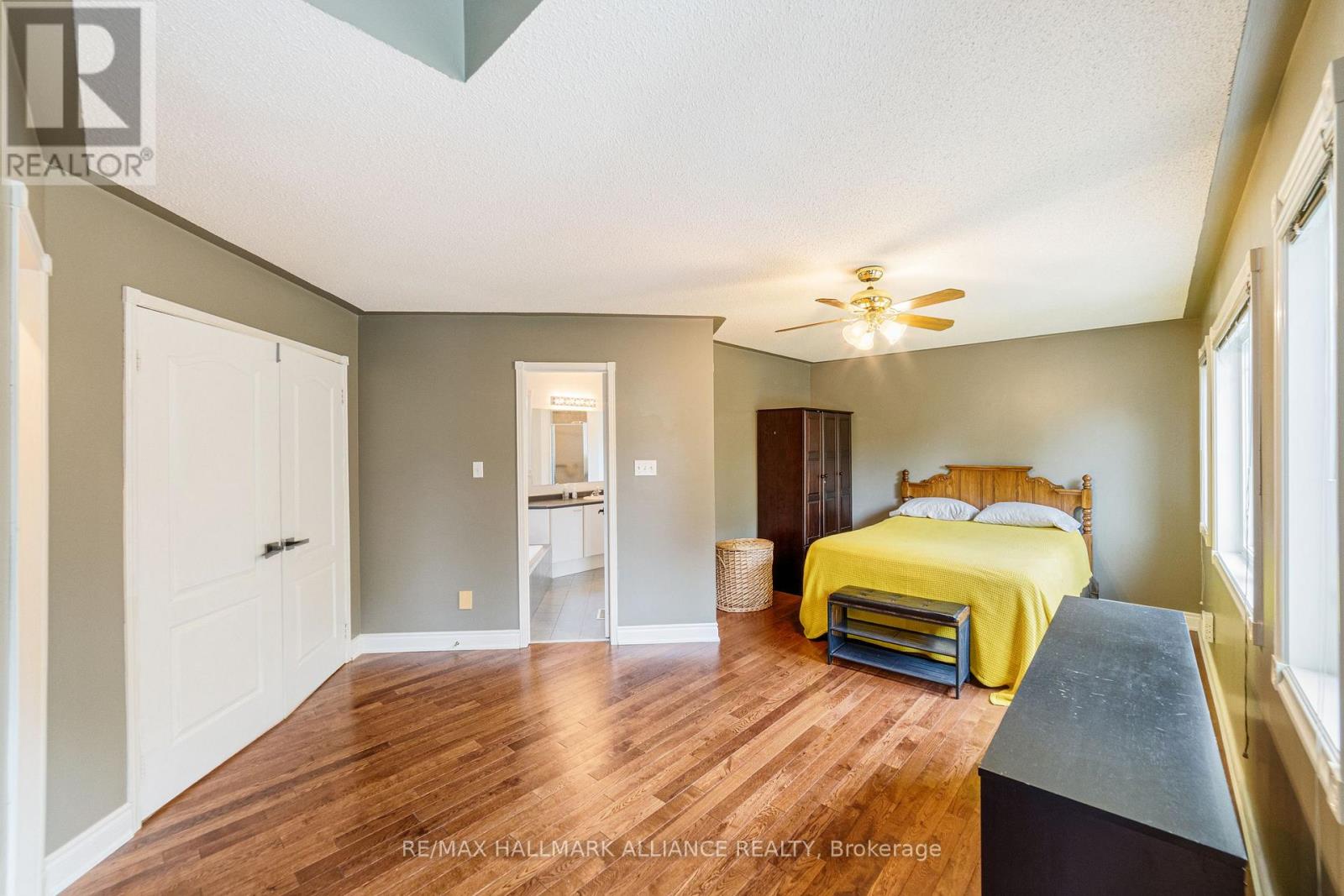 Photo 28 of 365 Turnberry Crescent, Mississauga ON