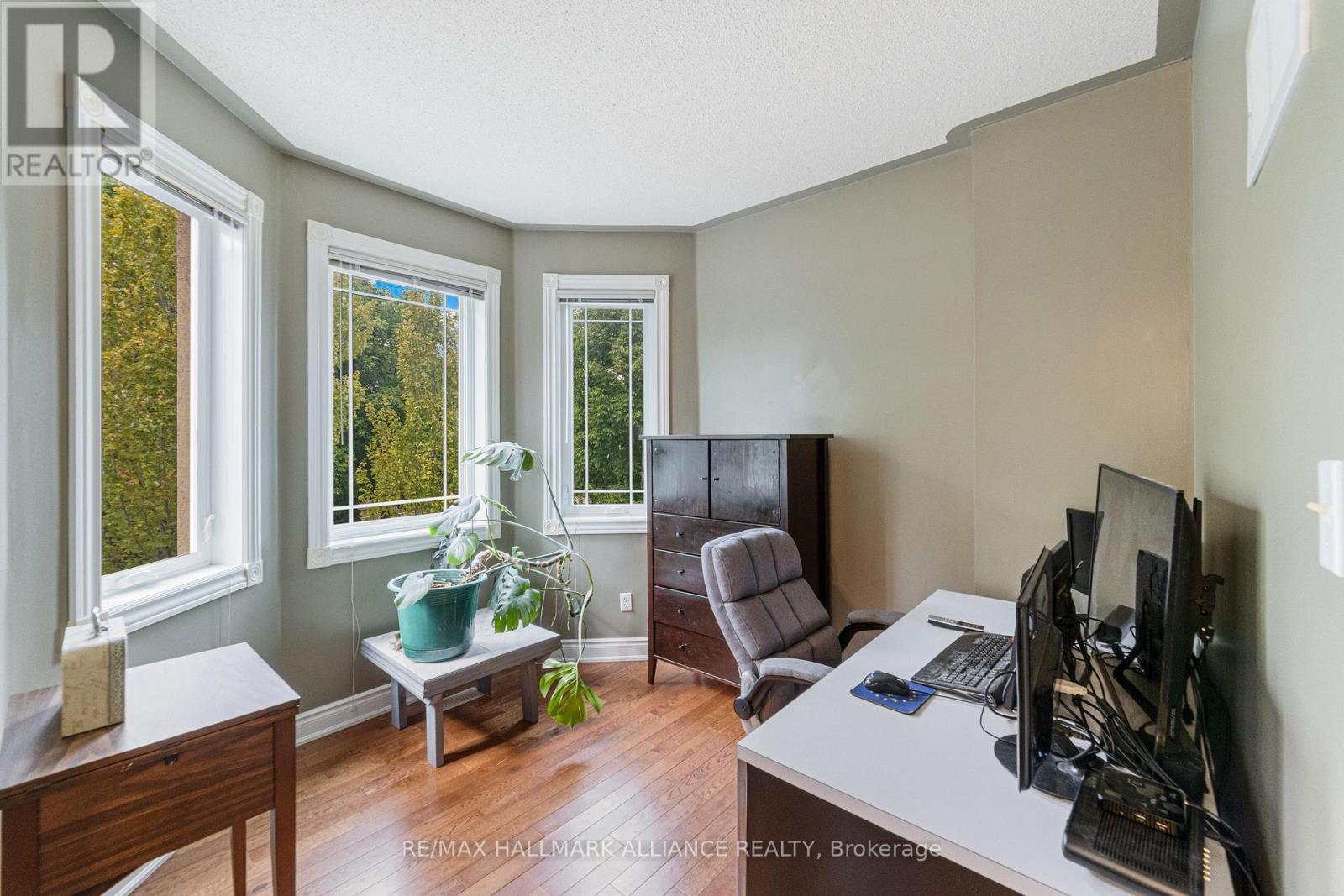 Photo 29 of 365 Turnberry Crescent, Mississauga ON