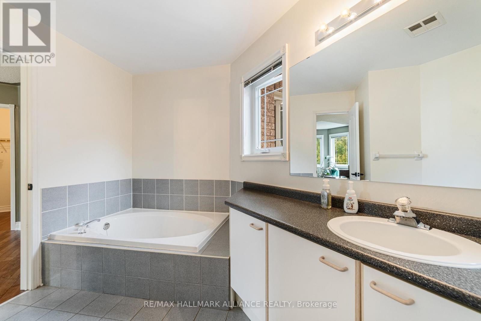 Photo 30 of 365 Turnberry Crescent, Mississauga ON