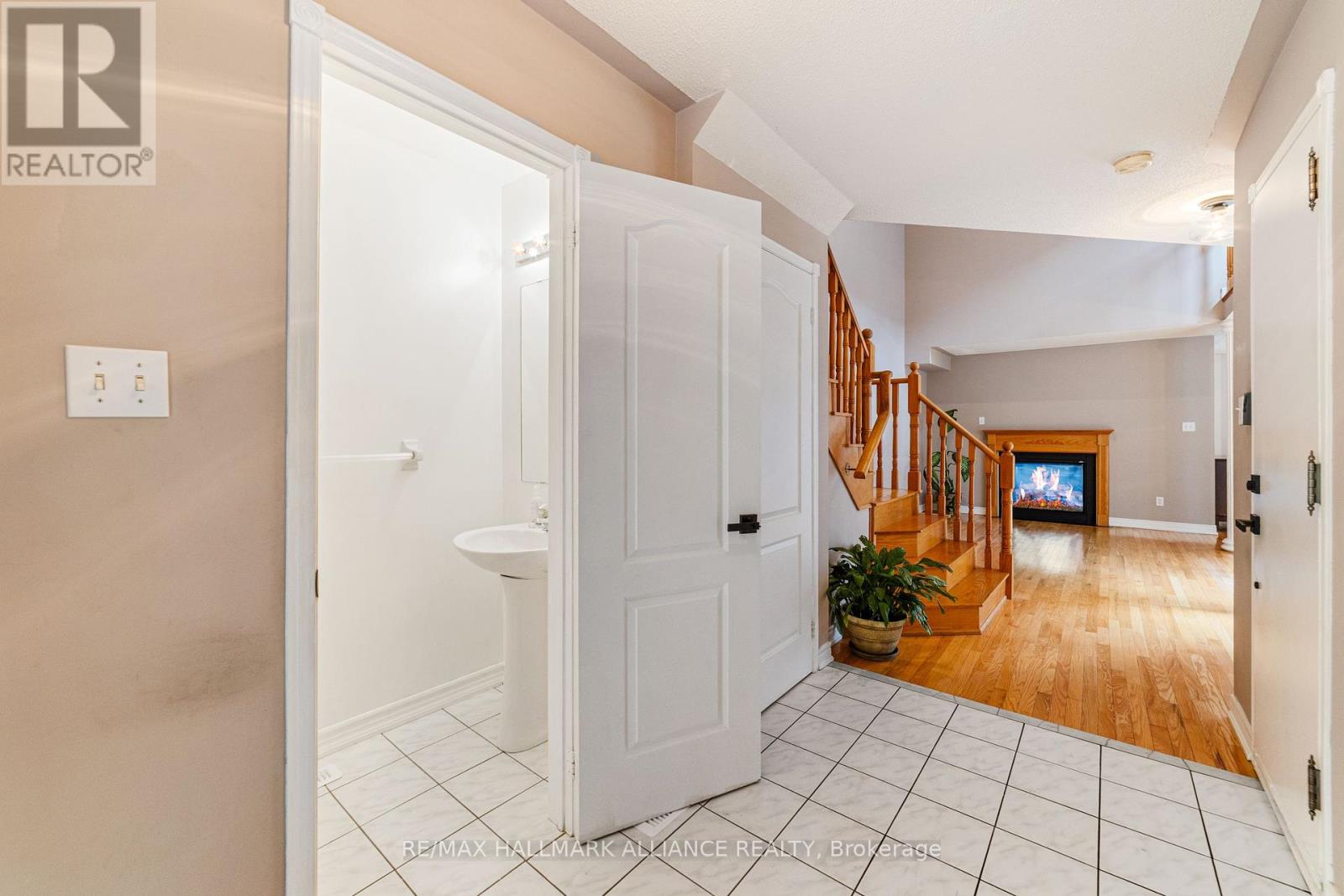 Photo 6 of 365 Turnberry Crescent, Mississauga ON