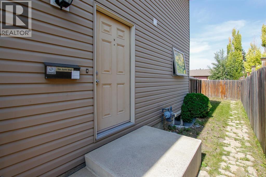 Photo 3 of 4 Haliburton Crescent, Red Deer AB