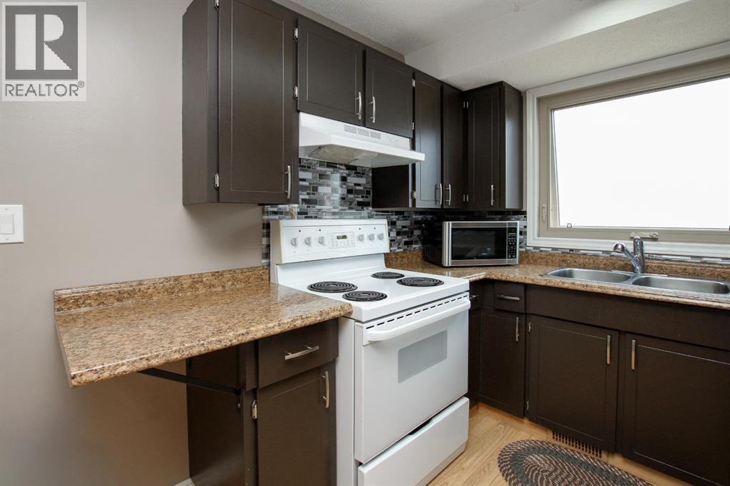Photo 10 of 4 Haliburton Crescent, Red Deer AB