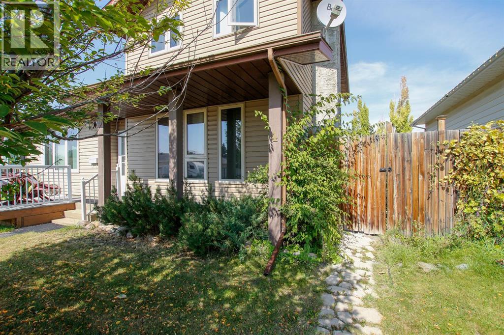 Photo 2 of 4 Haliburton Crescent, Red Deer AB
