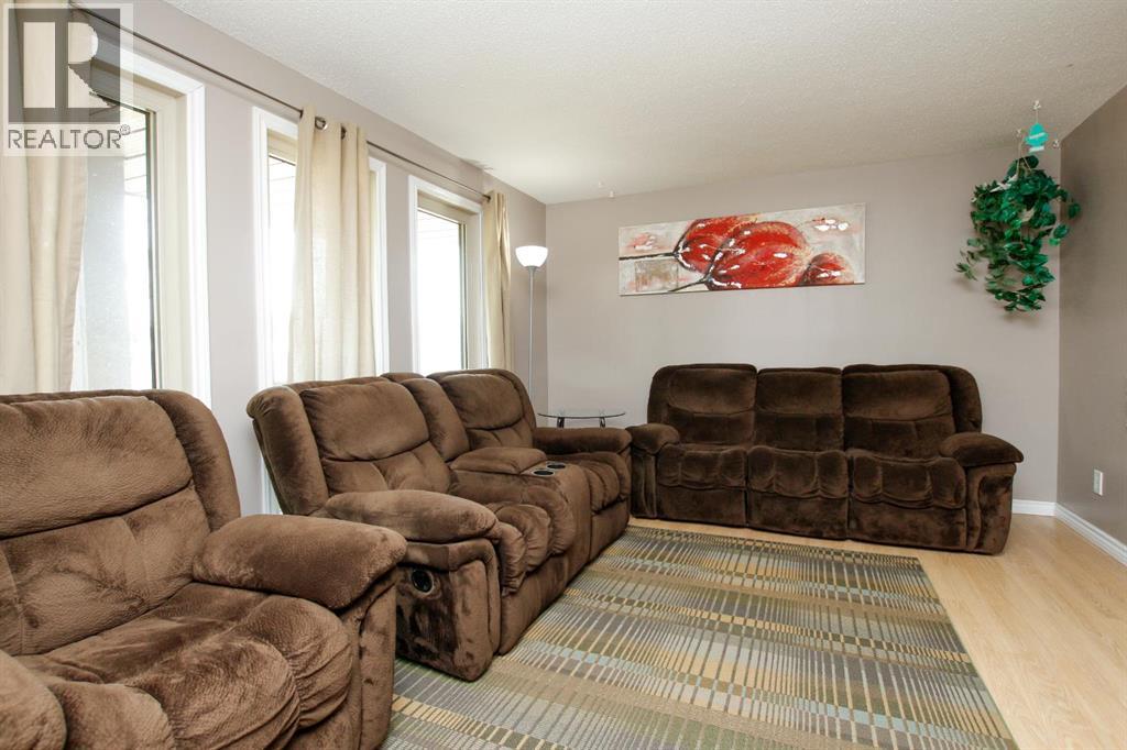 Photo 7 of 4 Haliburton Crescent, Red Deer AB