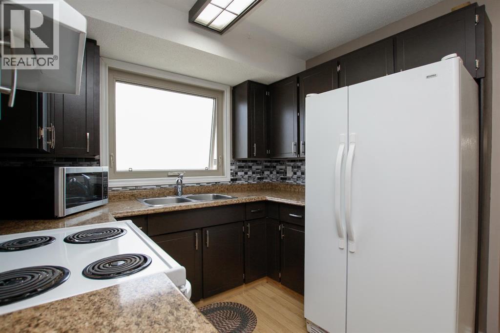 Photo 11 of 4 Haliburton Crescent, Red Deer AB