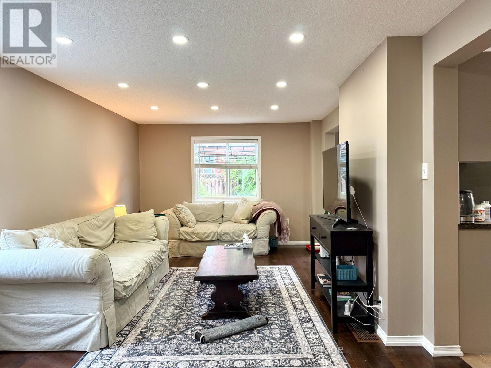 Photo 2 of 13 Benjamin Lane, Barrie ON