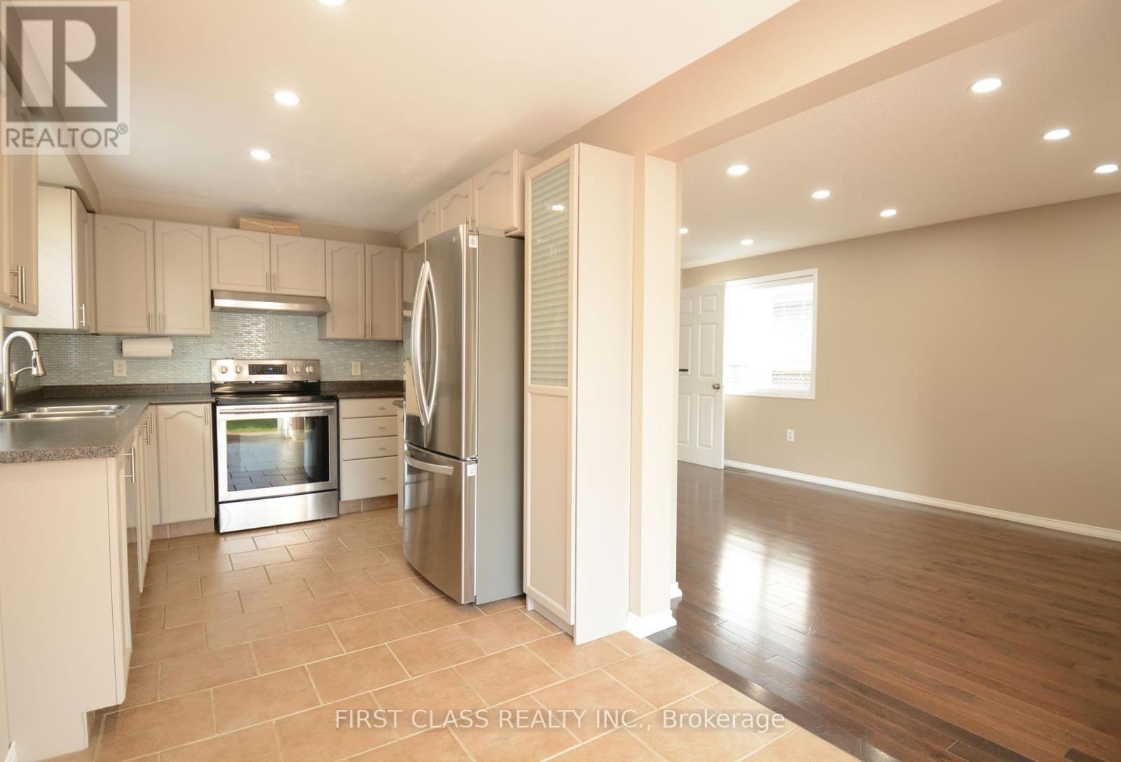 Photo 24 of 13 Benjamin Lane, Barrie ON