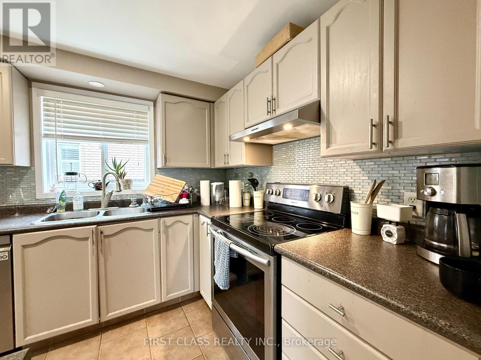 Photo 7 of 13 Benjamin Lane, Barrie ON