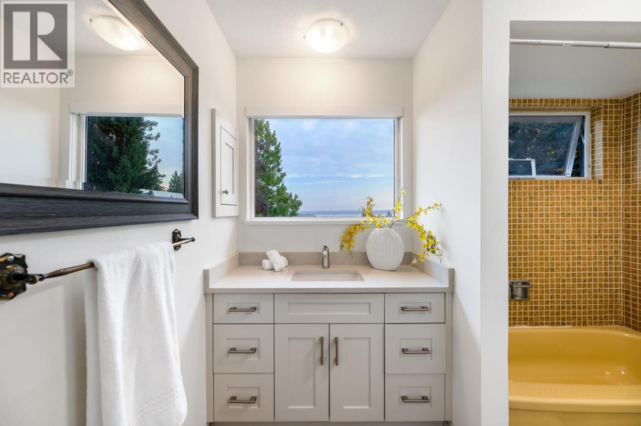 Photo 21 of 1550 Palmerston Avenue, West Vancouver BC