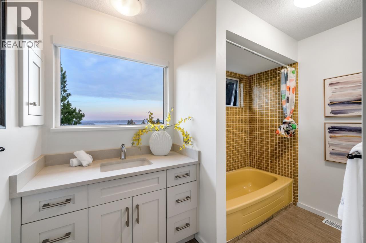 Photo 20 of 1550 Palmerston Avenue, West Vancouver BC