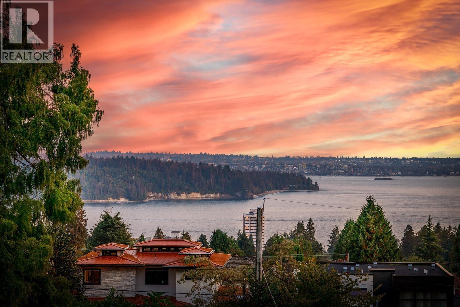 Photo 7 of 1550 Palmerston Avenue, West Vancouver BC