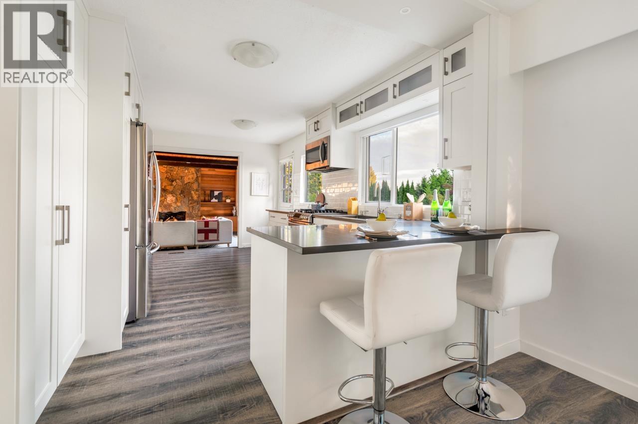 Photo 11 of 1550 Palmerston Avenue, West Vancouver BC
