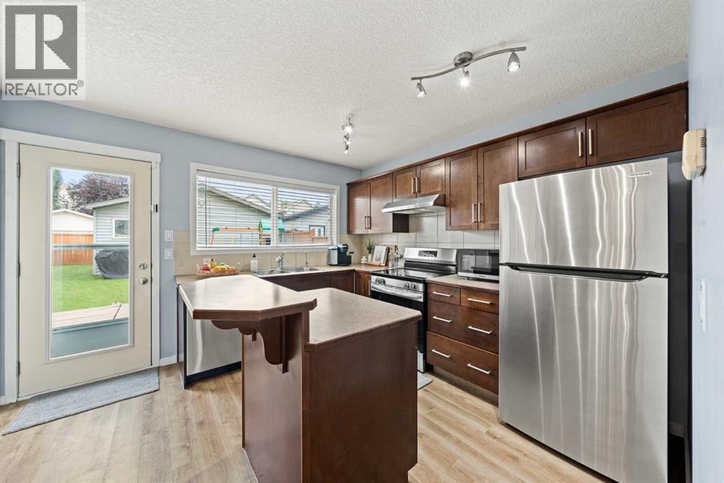 Photo 12 of 186 Cranberry Close Se, Calgary AB
