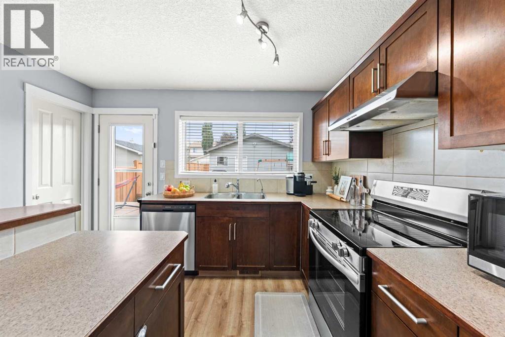 Photo 14 of 186 Cranberry Close Se, Calgary AB
