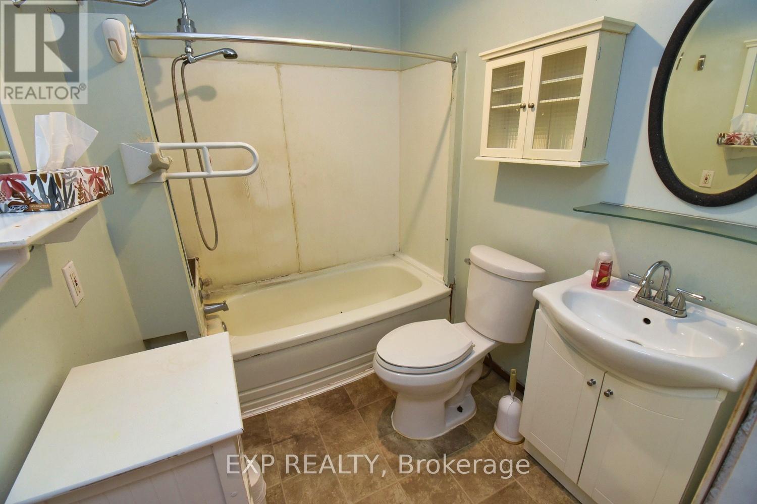 Photo 13 of 139 Chestnut Avenue, Brantford ON