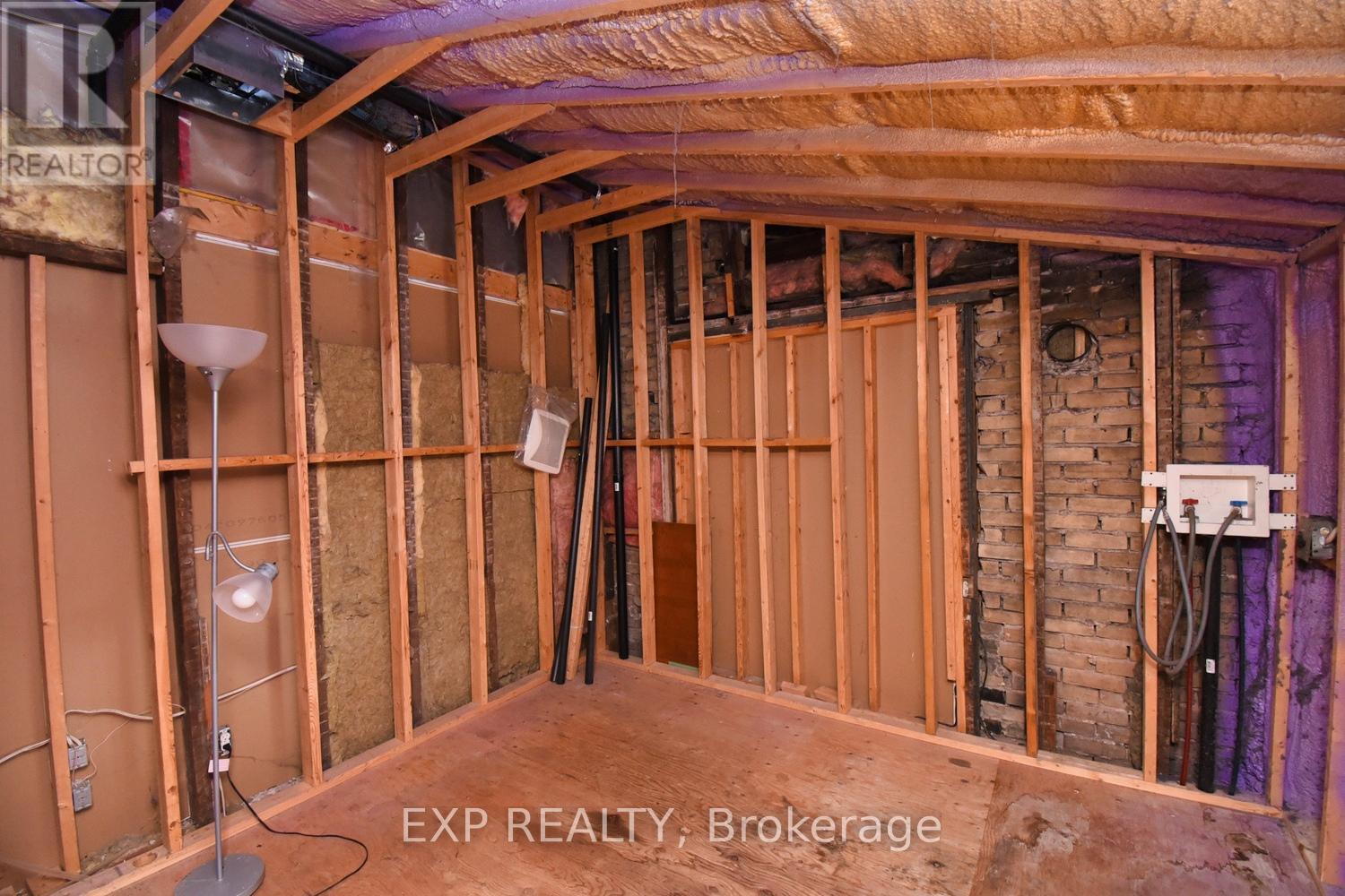Photo 16 of 139 Chestnut Avenue, Brantford ON
