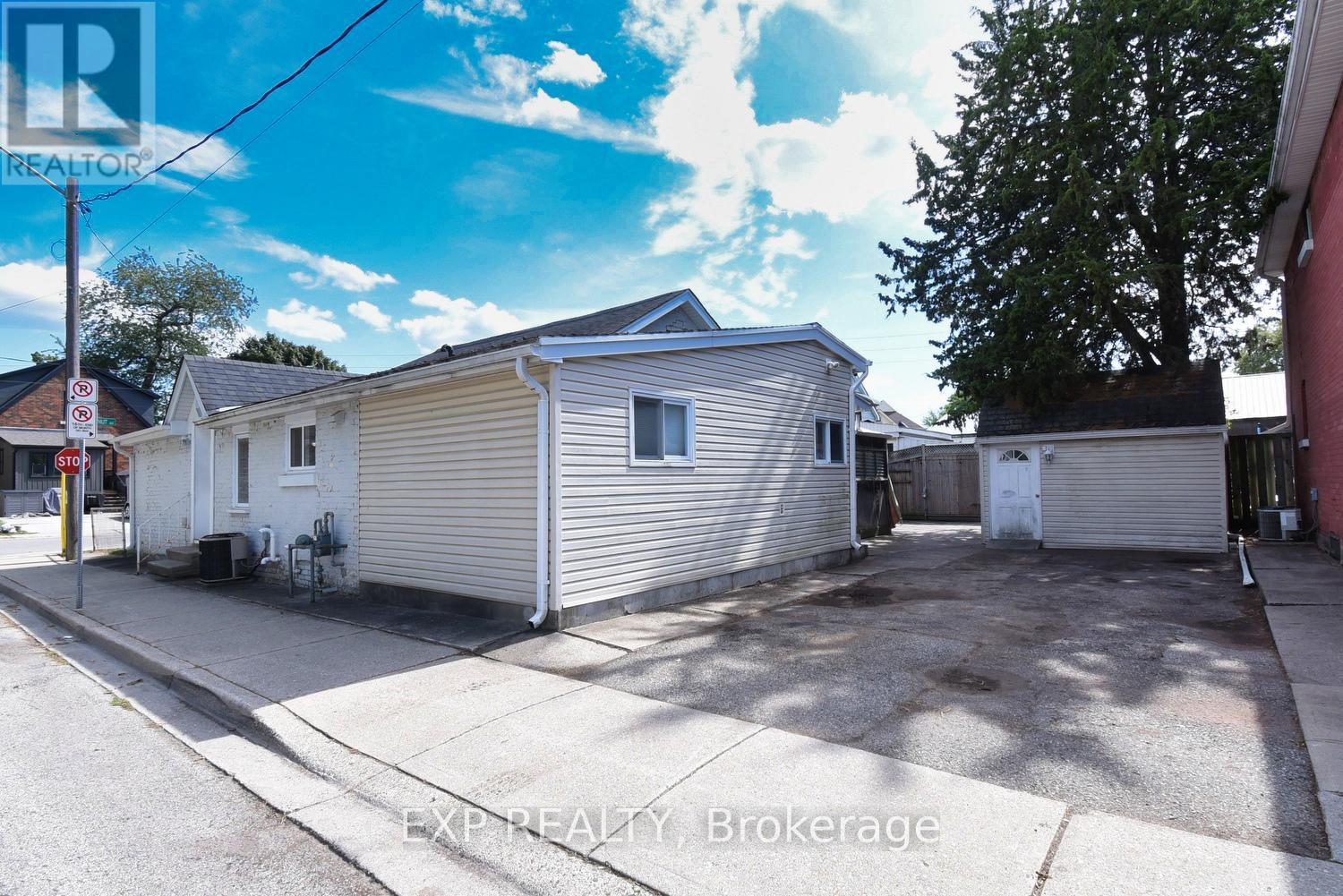 Photo 18 of 139 Chestnut Avenue, Brantford ON