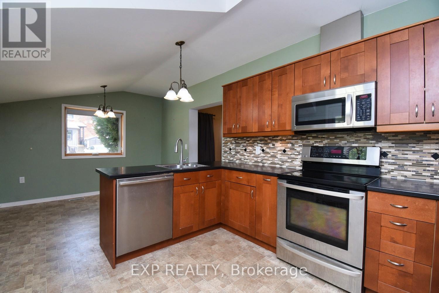 Photo 6 of 139 Chestnut Avenue, Brantford ON