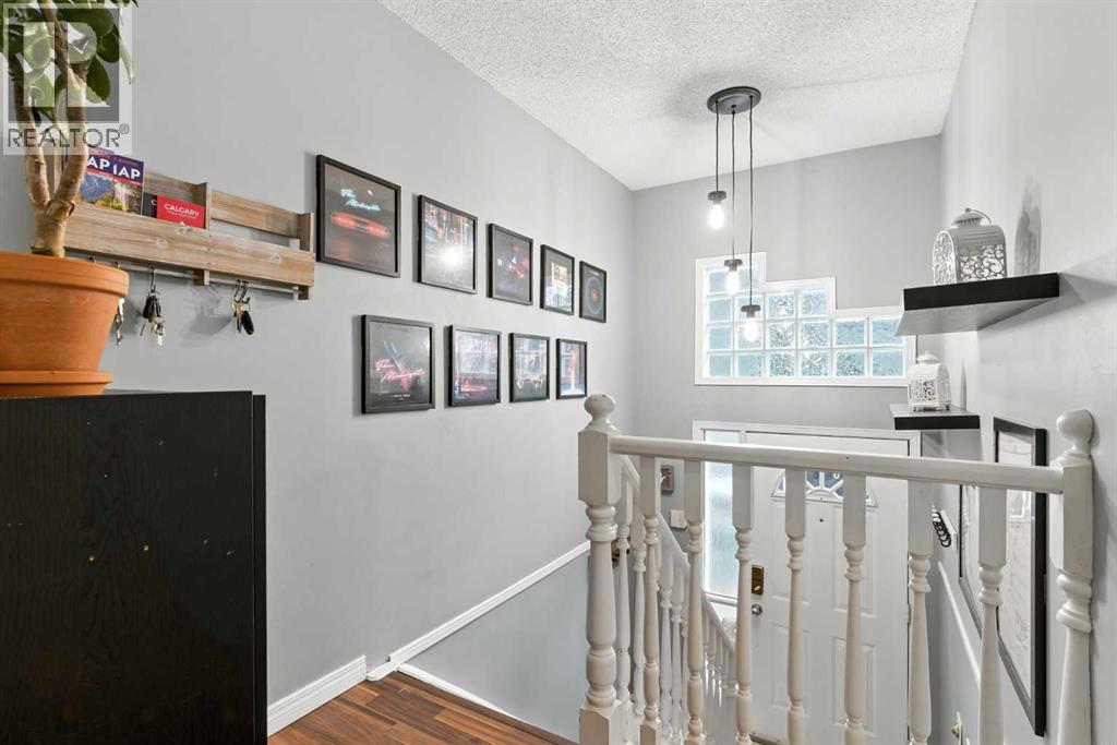 Photo 3 of 2 2207 28 Street Sw, Calgary AB