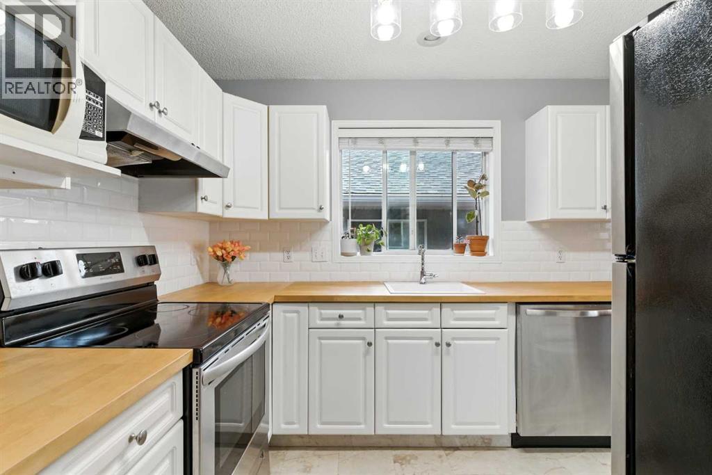 Photo 11 of 2 2207 28 Street Sw, Calgary AB