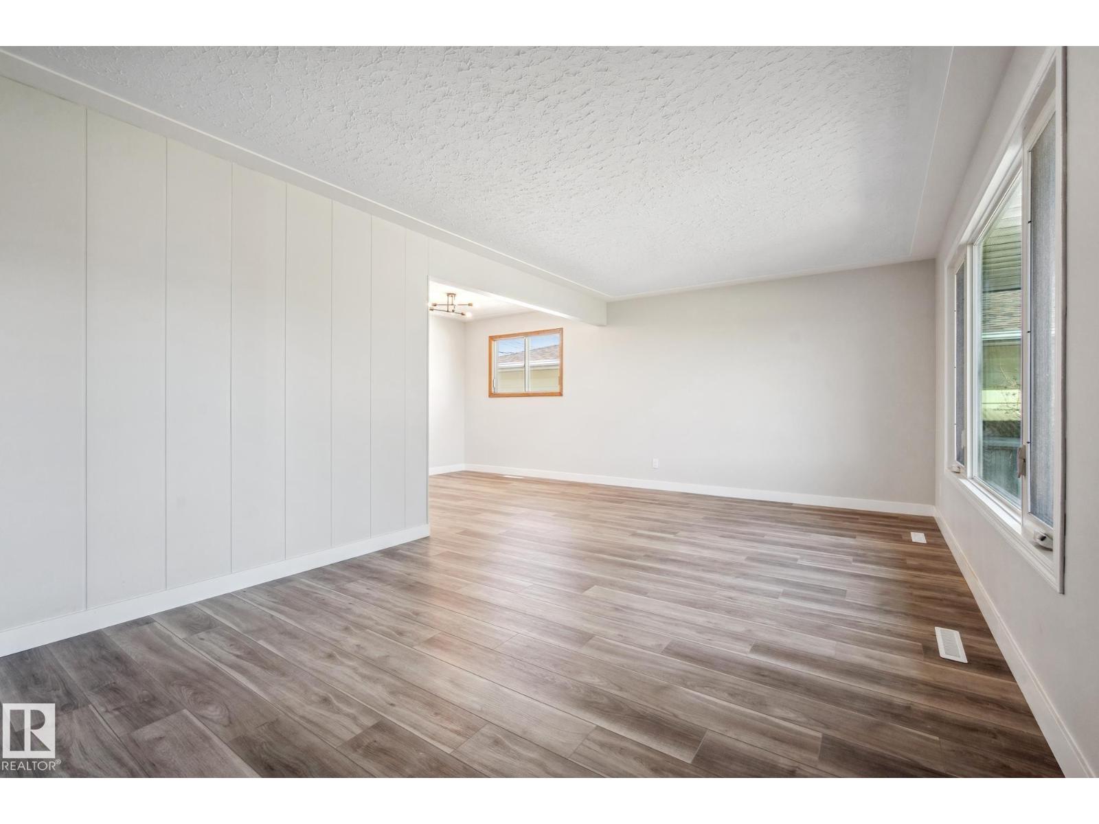 Photo 5 of 6007 95 Av Nw, Edmonton AB