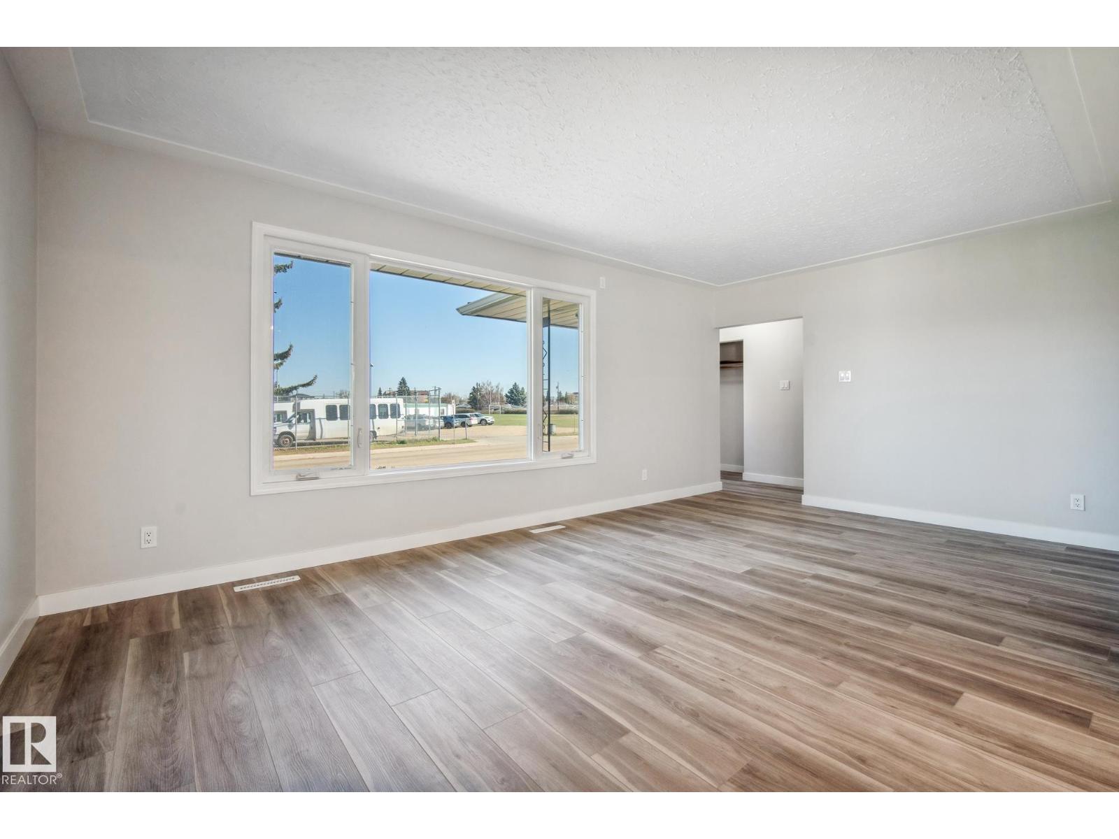 Photo 6 of 6007 95 Av Nw, Edmonton AB