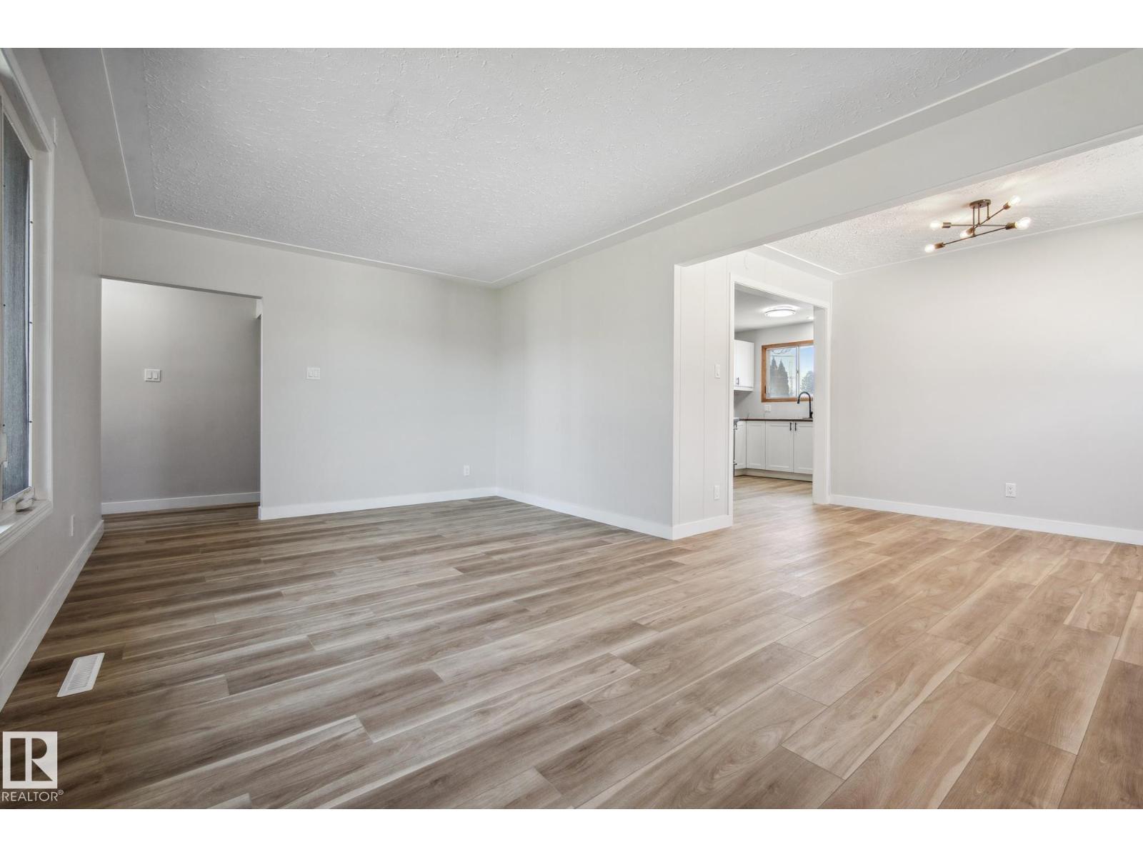 Photo 4 of 6007 95 Av Nw, Edmonton AB