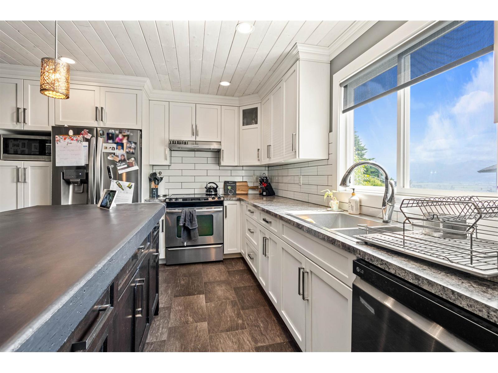 Photo 9 of 2300 Mountain Drive, Abbotsford BC