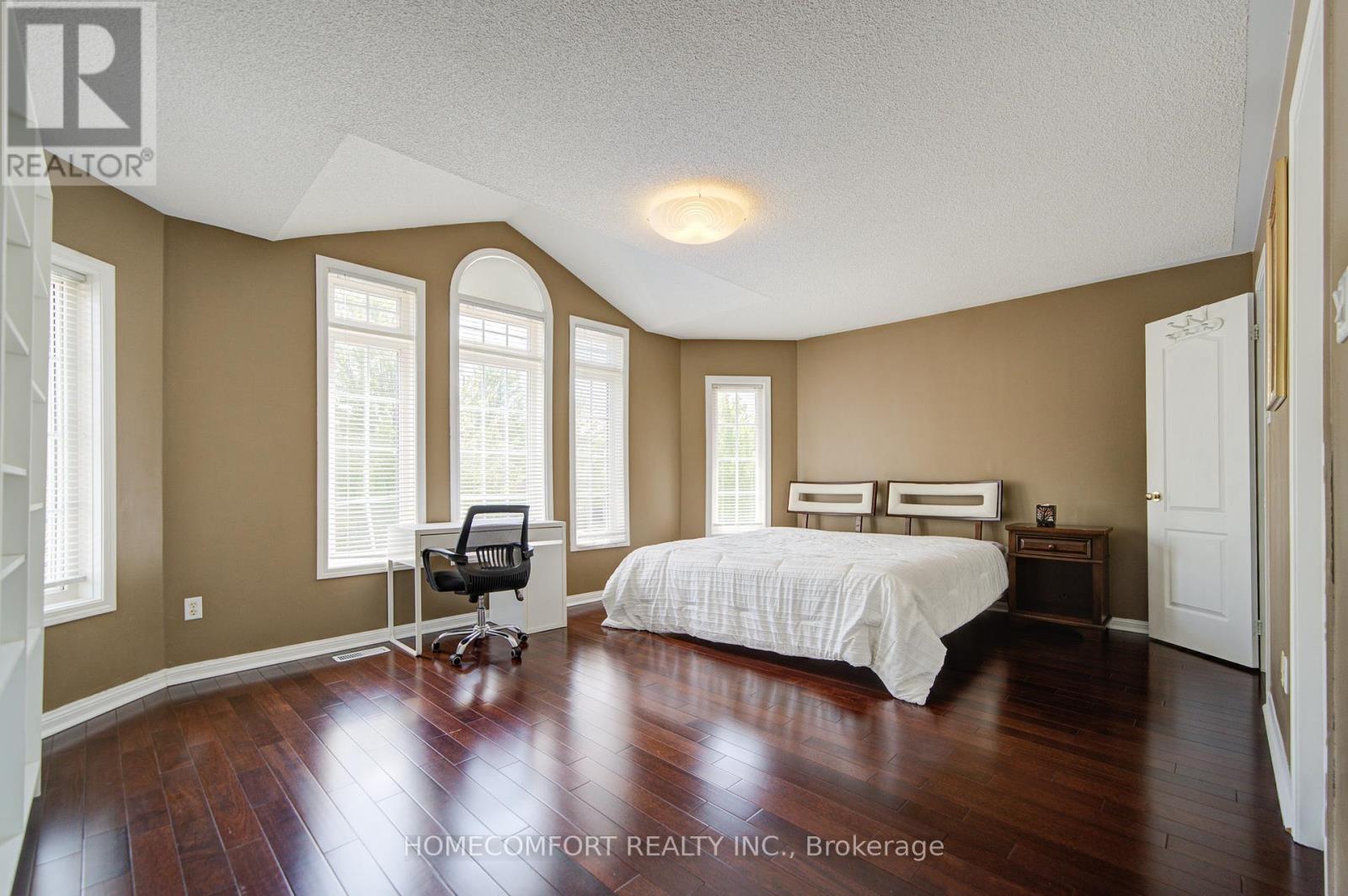 Photo 32 of 68 Redstone Road, Richmond Hill ON