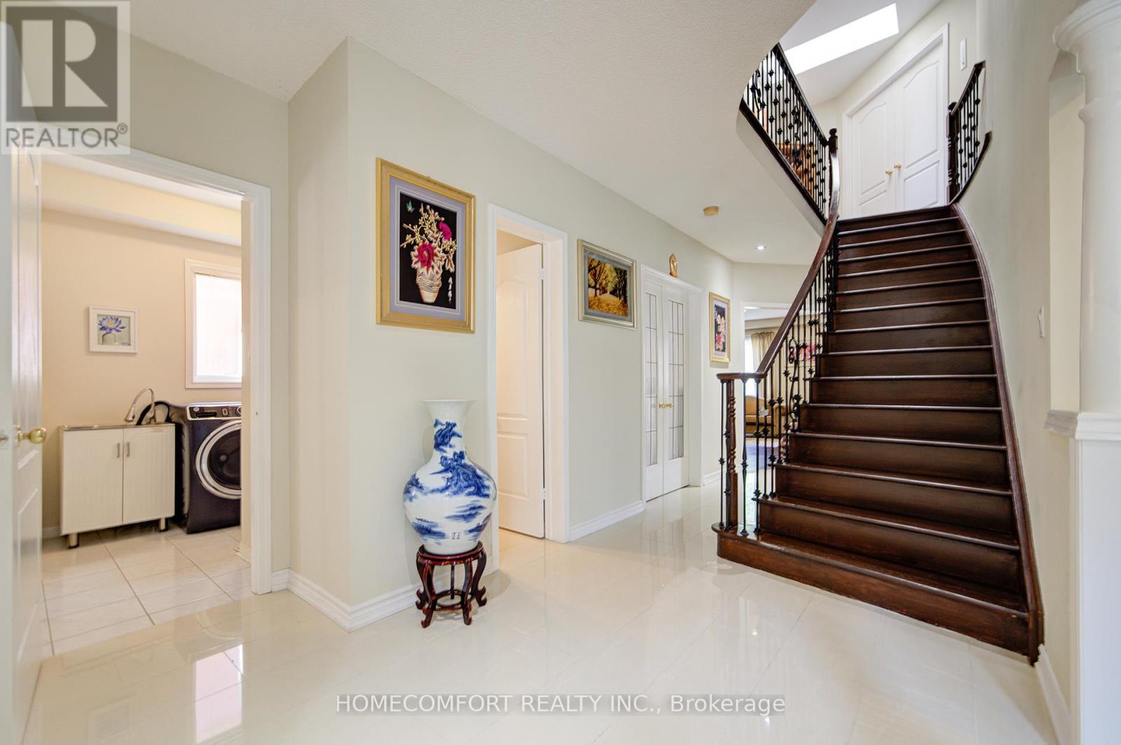 Photo 5 of 68 Redstone Road, Richmond Hill ON