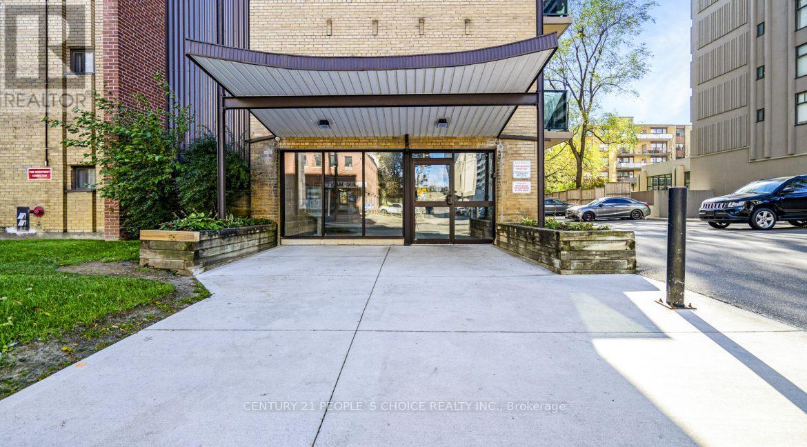 Photo 2 of 404 839 Roselawn Avenue, Toronto ON