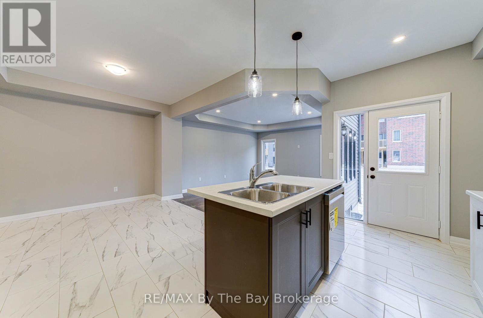Photo 10 of 61 Federica Crescent, Wasaga Beach ON