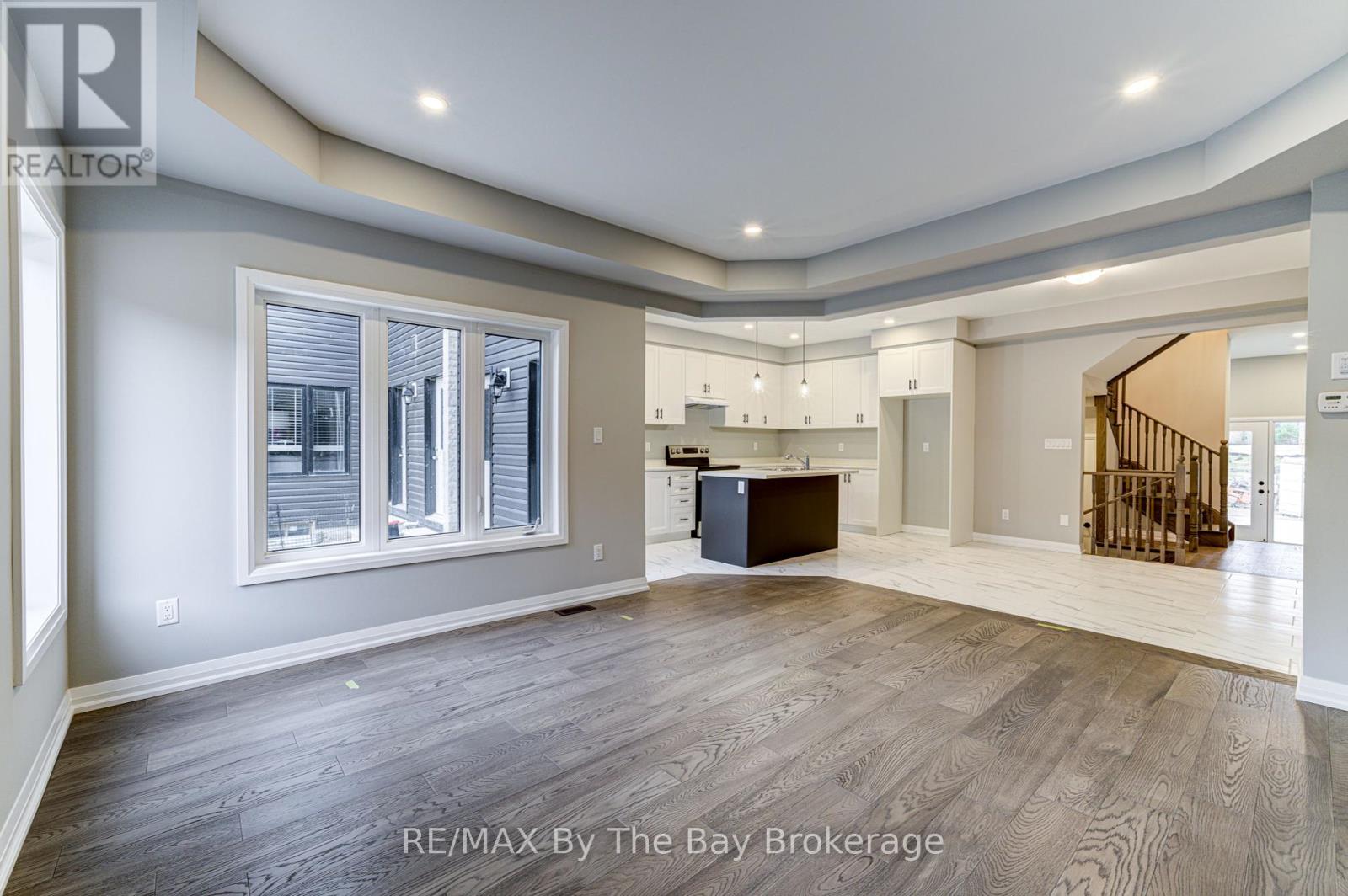 Photo 14 of 61 Federica Crescent, Wasaga Beach ON