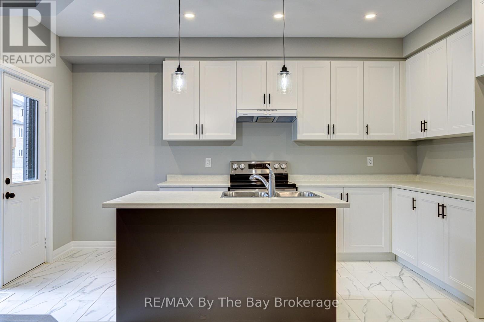 Photo 5 of 61 Federica Crescent, Wasaga Beach ON