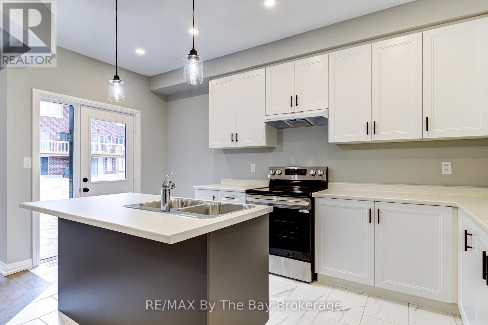 Photo 7 of 61 Federica Crescent, Wasaga Beach ON
