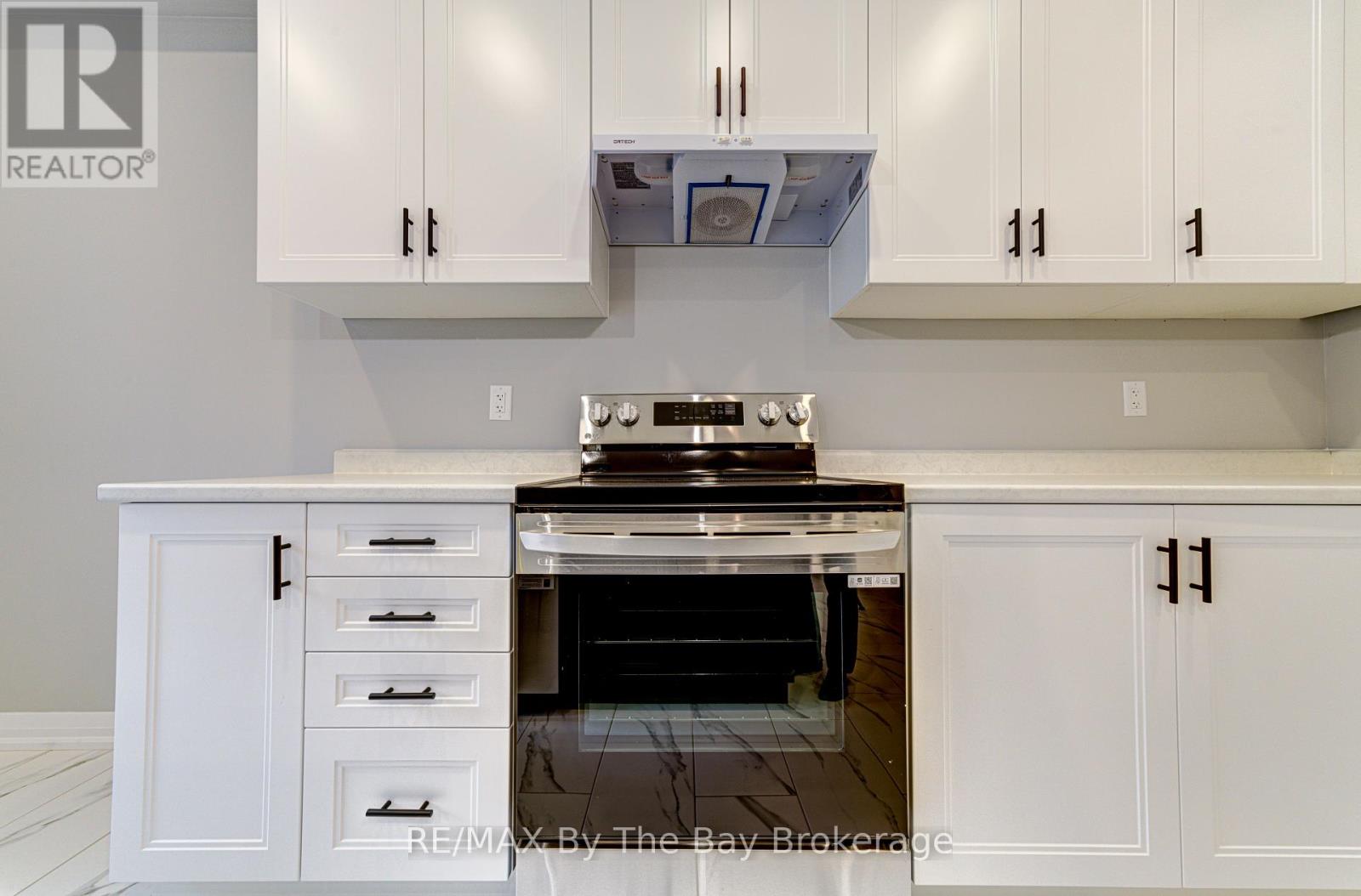 Photo 8 of 61 Federica Crescent, Wasaga Beach ON