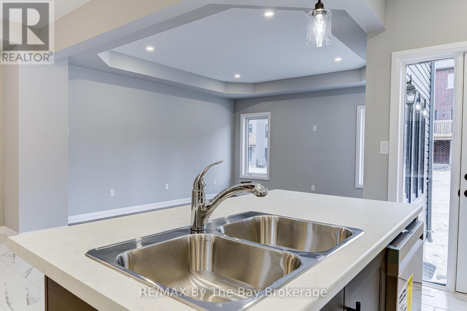 Photo 9 of 61 Federica Crescent, Wasaga Beach ON
