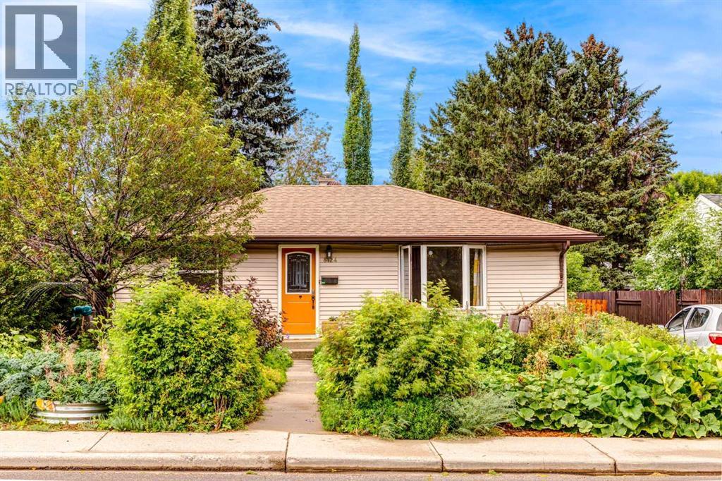 Photo 2 of 8124 33 Avenue Nw, Calgary AB