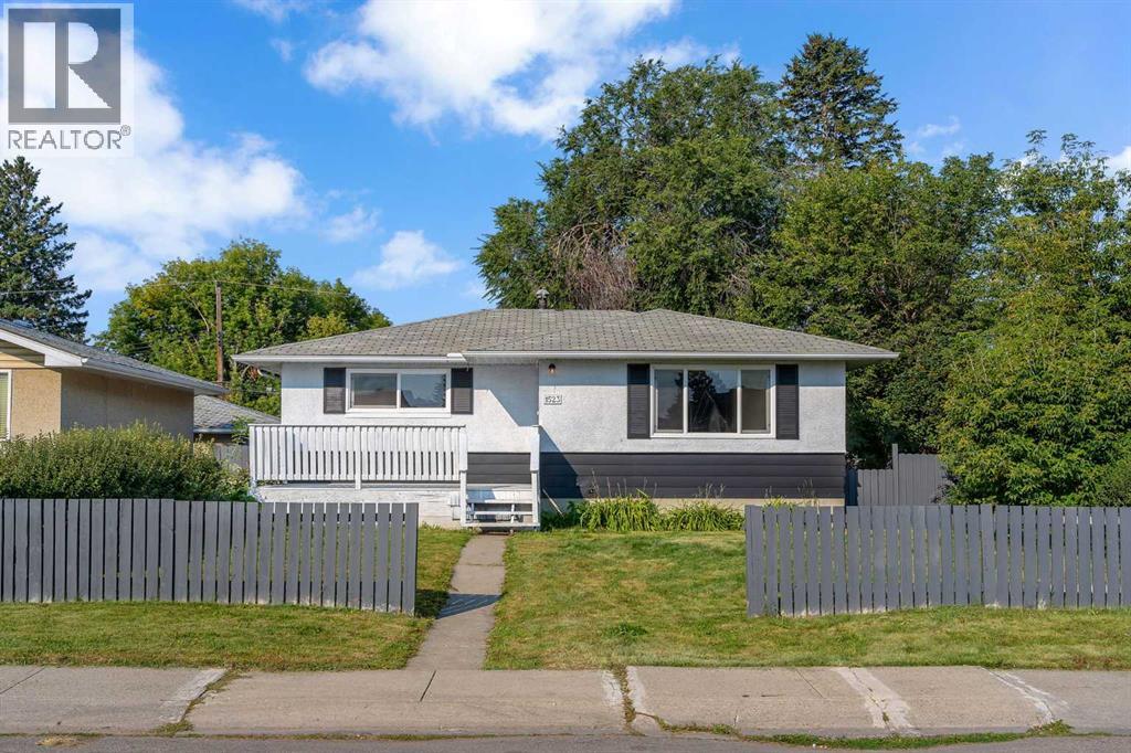 Photo 2 of 1528 48 Street Se, Calgary AB
